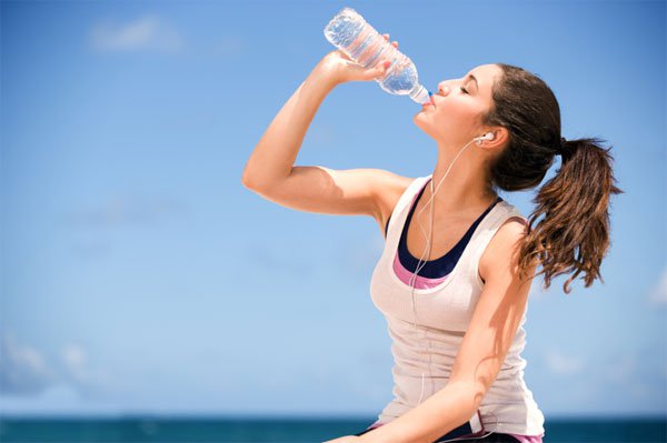 uống đủ nước bí quyết giúp bạn phòng tránh bệnh sỏi thận